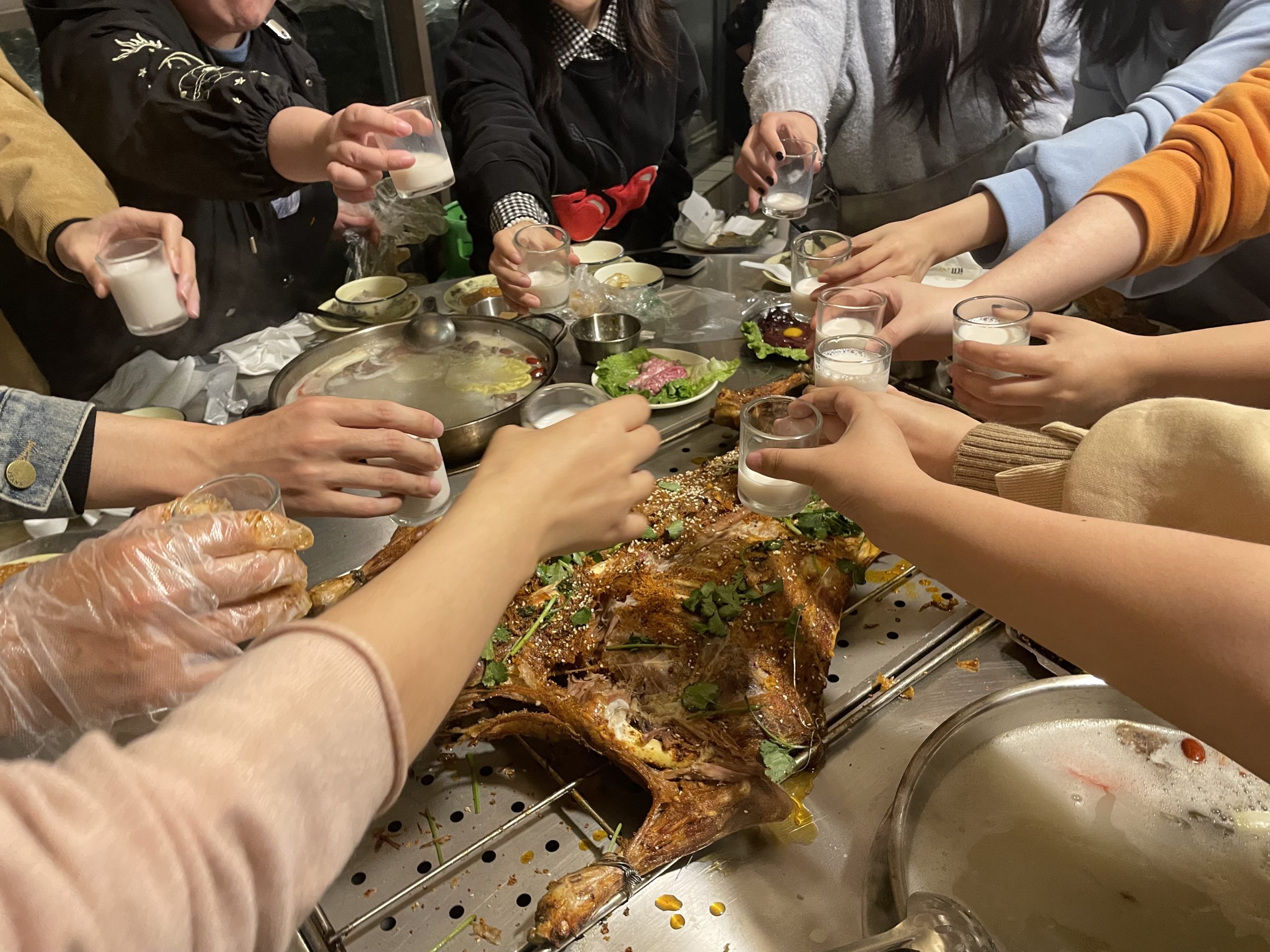 参加公司的庆祝活动，如生日会、周年庆等，着装和行为有哪些要求